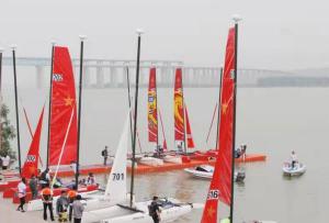 競(jìng)帆黃河！首屆三門峽“黃河船奇”帆船公開(kāi)賽起航