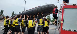 帶上沖鋒舟，大家一起風(fēng)雨同舟！